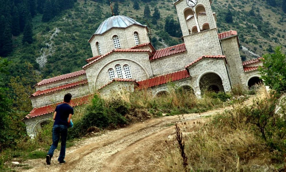 Τρίκαλα: Εντυπωσιακές εικόνες από την εκκλησία που βουλιάζει-Έχει κλίση 17 μοιρών (Εικόνες-Βίντεο)